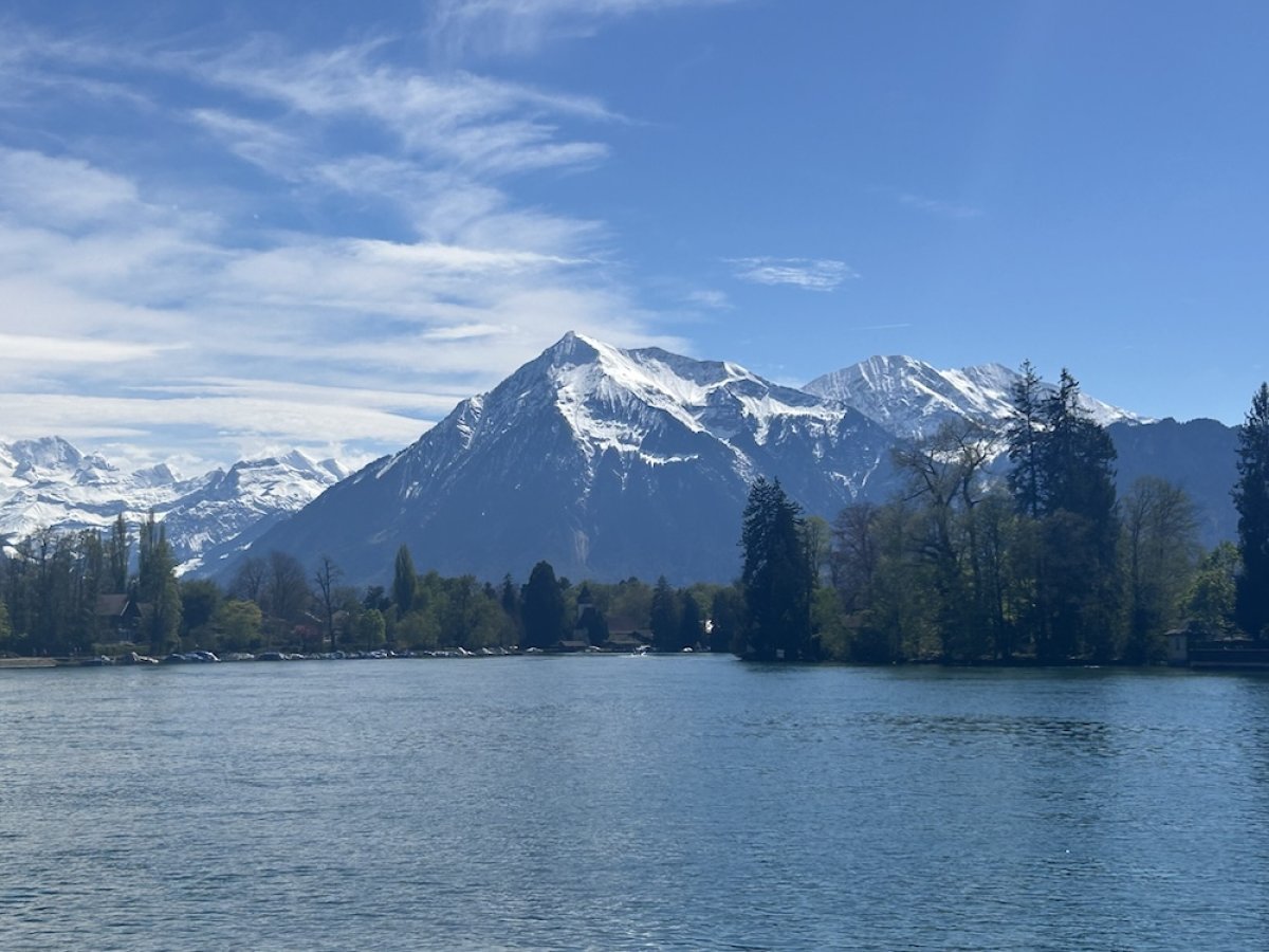 Niesen und Thunersee als Symbol für Weitblick und Business-Klarheit